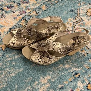 Earthies women’s clog sandals. Size 8.5 women’s. NEW without tags.
